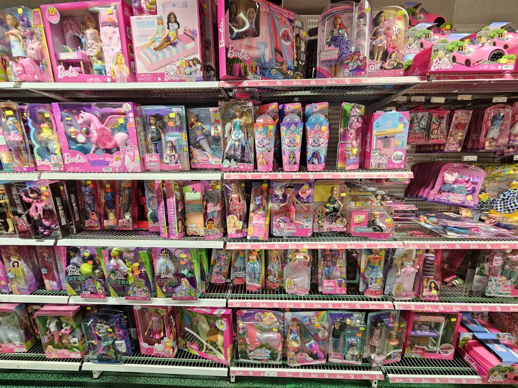 Barbie i alla dess kläder är ju ett måste bland dockorna