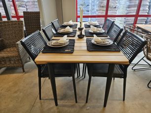 Våra utemöbler, med betoning på vackra matbord, ger dig möjlighet att skapa en harmonisk och praktisk utomhusplats. Utemöbler som kompletterar din livsstil.