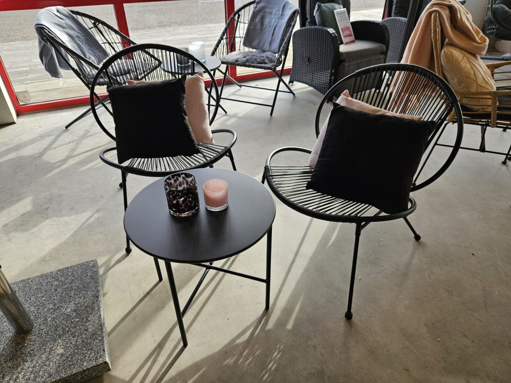 Charmiga utemöbler för caféatmosfär - skapa en välkomnande plats för avkoppling och njutning