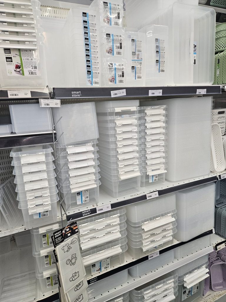 Plastbackar för förvaring i garderob