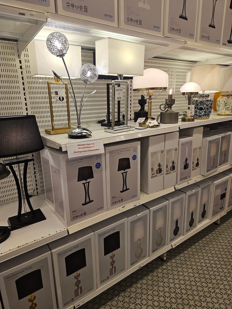Modern taklampa i ett stilrent hem