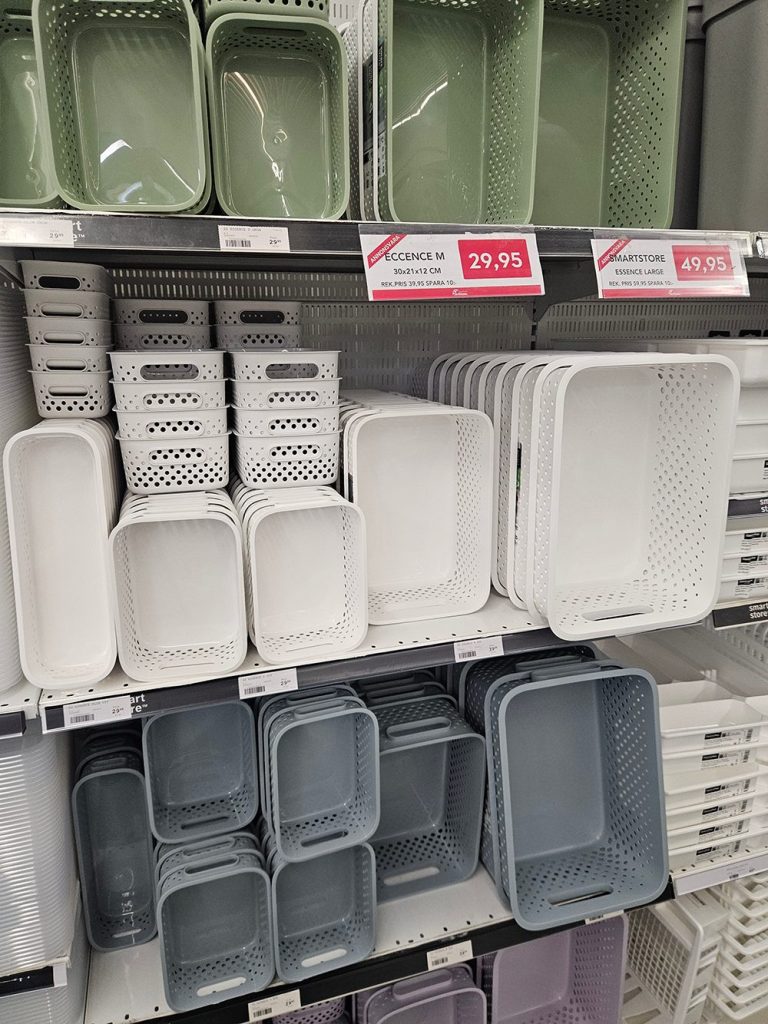 Plastbackar för förvaring i garderob