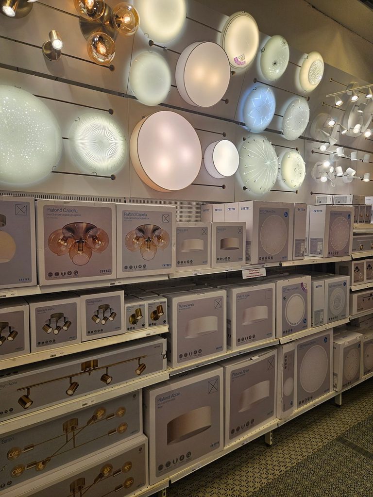 Golvlampa i hörnet av ett vardagsrum