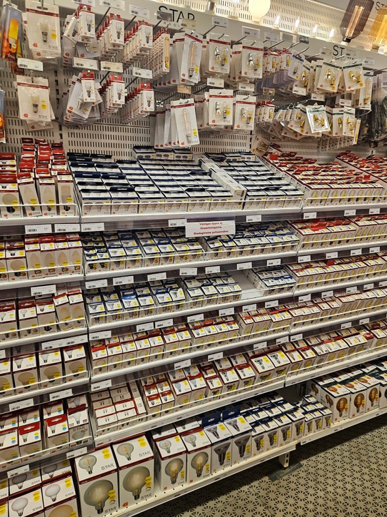 Golvlampa i hörnet av ett vardagsrum