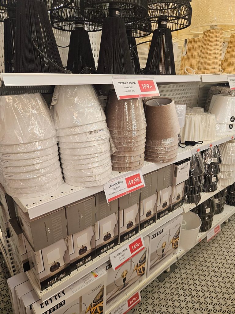Golvlampa i hörnet av ett vardagsrum