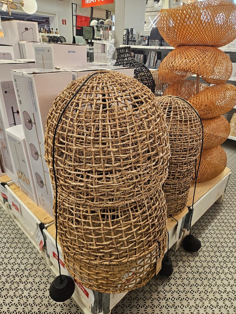 Golvlampa i hörnet av ett vardagsrum