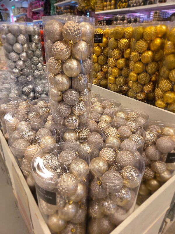 Julgranskulor och girlanger för att skapa en personlig julgran