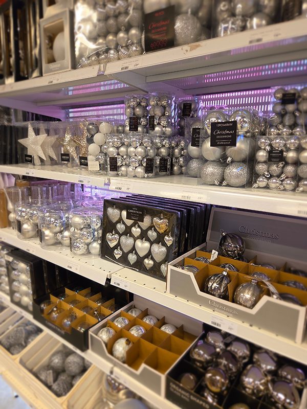 Julgranskulor och girlanger för att skapa en personlig julgran