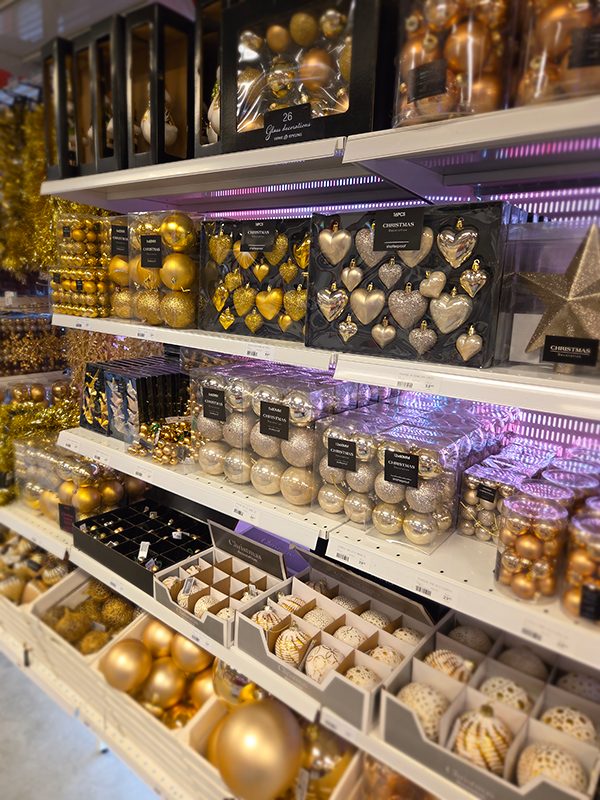 Julgranskulor och girlanger för att skapa en personlig julgran